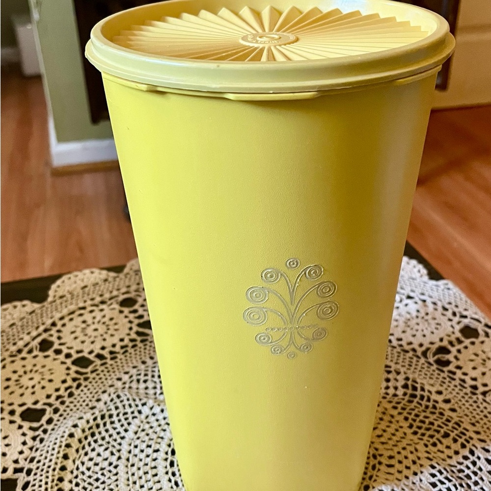 Vintage Tupperware 1222-4 10inch Servalier Canister Harvest Yellow
